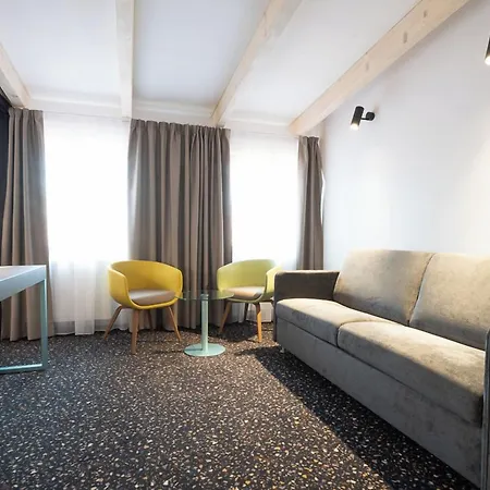 Hotel Ea Embassy 4*