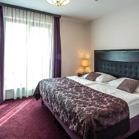Hotel Ea Embassy 4*