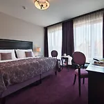 Ea Embassy Hotel 4*
