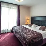 Hotel Ea Embassy 4*